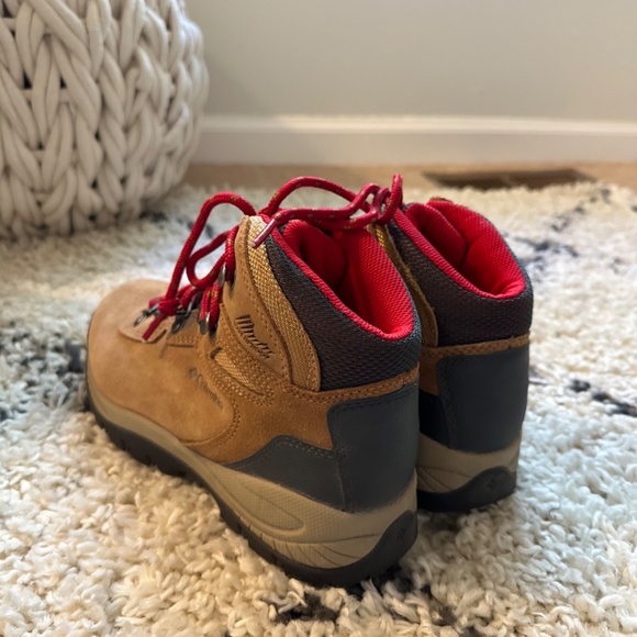 Columbia Newton Ridge- Waterproof Hiking Boot  Size 7  Elk Mountain Red - Picture 4 of 5